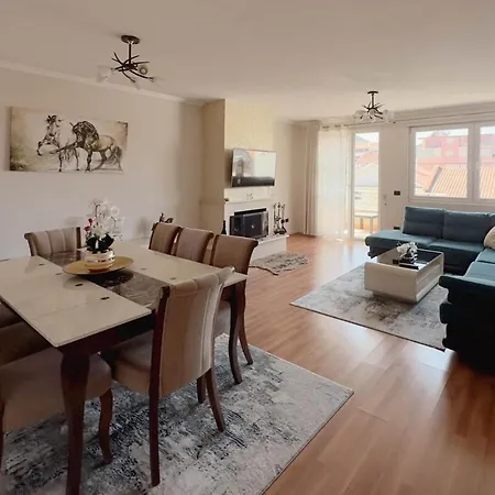 Whole Floor In Upscale Neighborhood Lägenhet