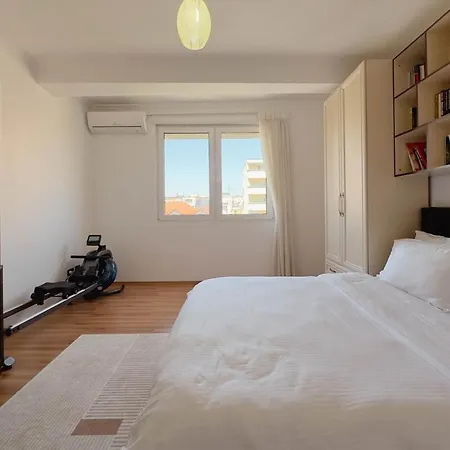 Apartment Whole Floor In Upscale Neighborhood