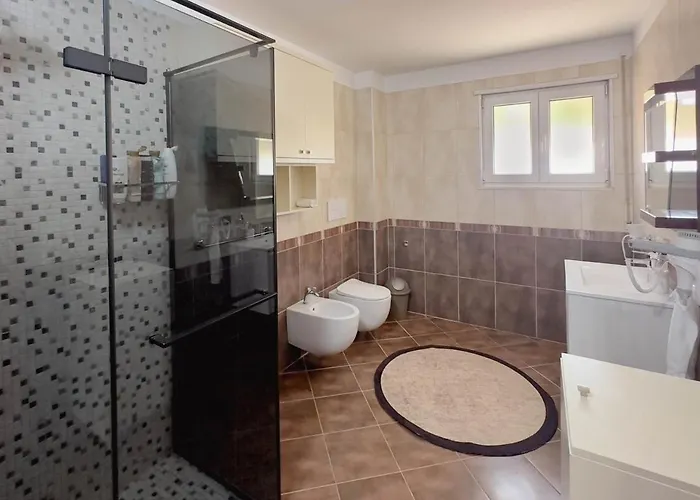 Whole Floor In Upscale Neighborhood Apartment