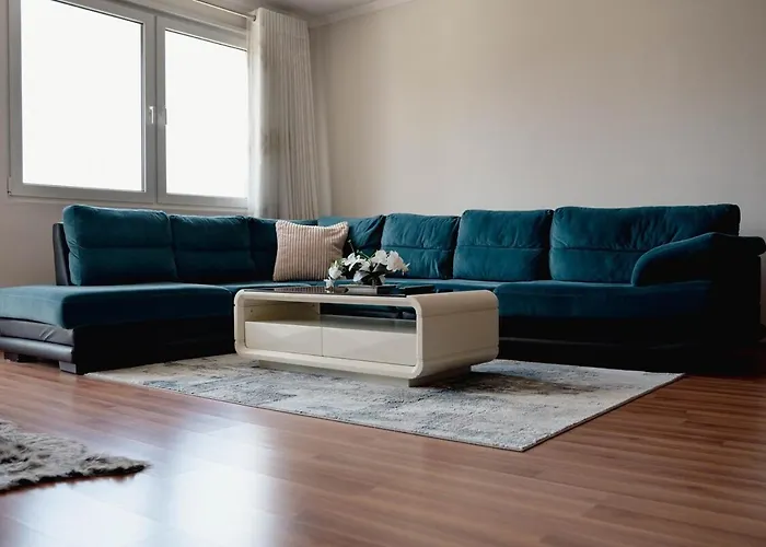 Whole Floor In Upscale Neighborhood *