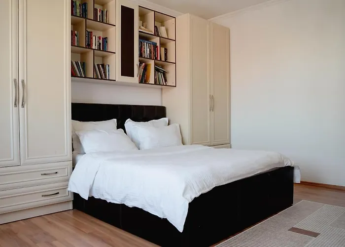 Whole Floor In Upscale Neighborhood Apartment