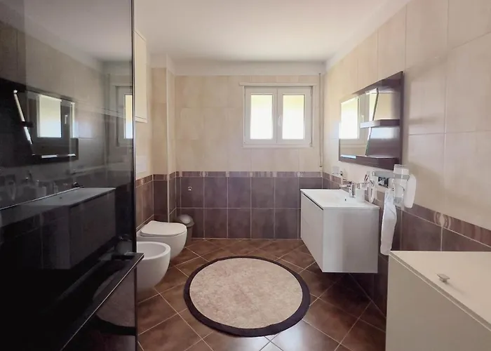 Whole Floor In Upscale Neighborhood Apartment *