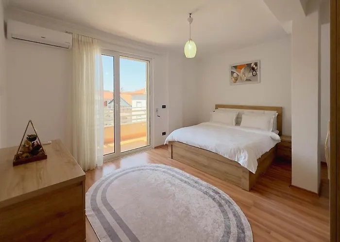 Apartment Whole Floor In Upscale Neighborhood *