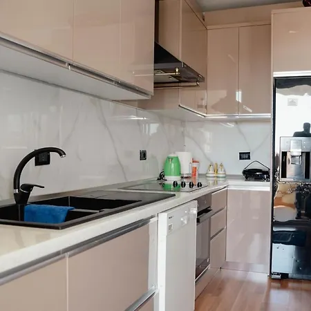 Whole Floor In Upscale Neighborhood * Tiran