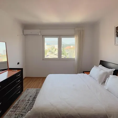 Whole Floor In Upscale Neighborhood Tiran