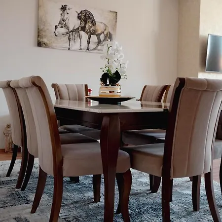 Whole Floor In Upscale Neighborhood Daire