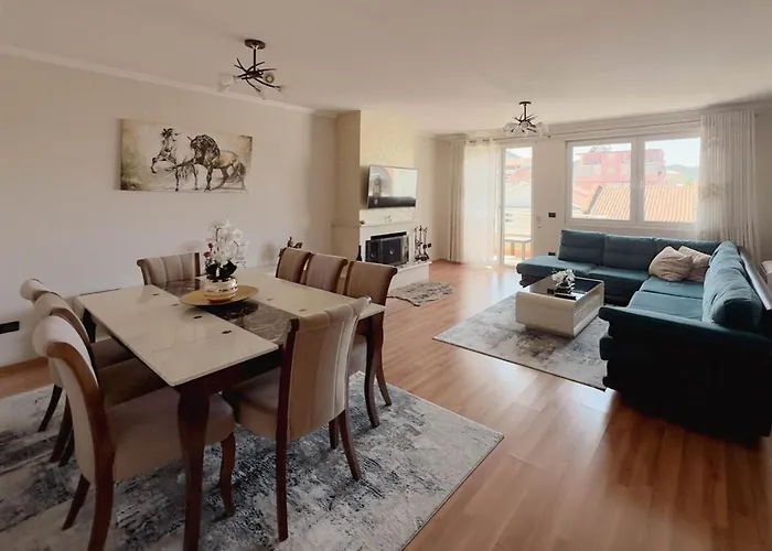 Whole Floor In Upscale Neighborhood アパート