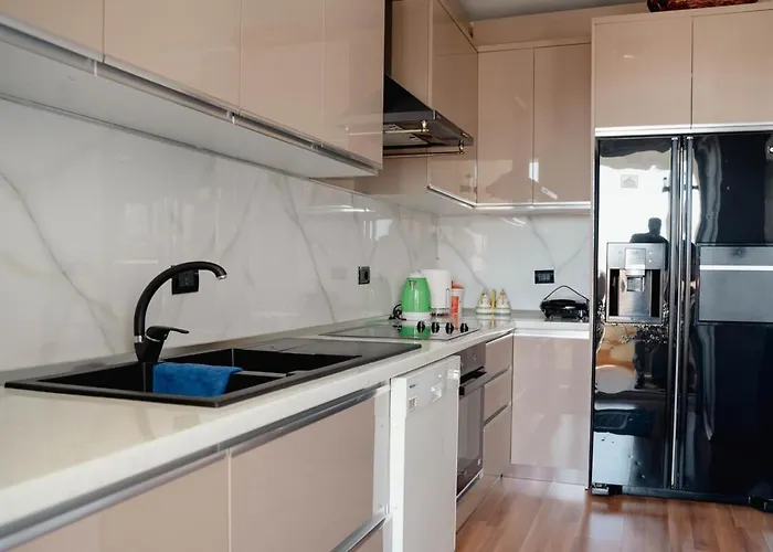 Whole Floor In Upscale Neighborhood * ティラナ