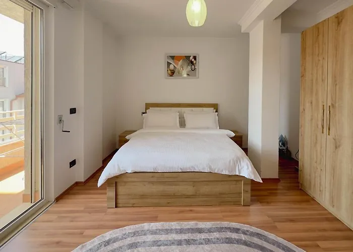 Whole Floor In Upscale Neighborhood アパート ティラナ